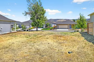 221 Christopher Way, Talent, OR 97540 - Photo 1