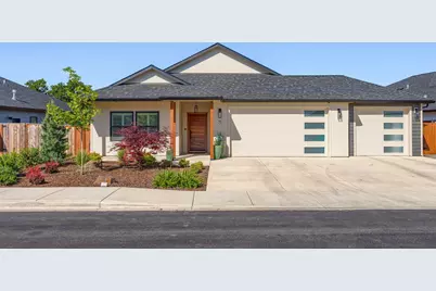 71 Woodlands Drive, Eagle Point, OR 97524 - Photo 1