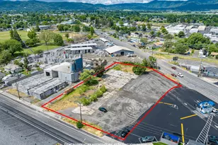 943 Summit Ave, Medford, OR 97501 - Photo 1