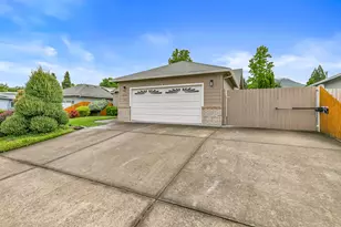 3040 Adams Cir, Medford, OR 97504 - Photo 1
