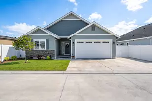 305 SW Tayberry Glen Ln, Grants Pass, OR 97527 - Photo 1