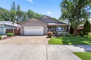 154 Glenwood Dr, Eagle Point, OR 97524 - Photo 1