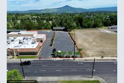 1014 N Riverside Avenue, Medford, OR 97501 - Photo 1