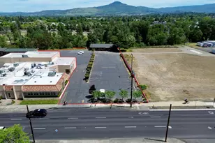 1014 N Riverside Ave, Medford, OR 97501 - Photo 1