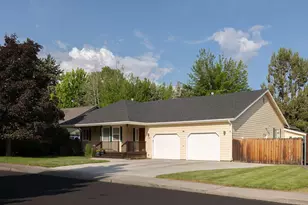 793 SE Shadowood Dr, Bend, OR 97702 - Photo 1