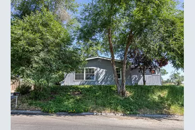 335 Hawthorne Street, Klamath Falls, OR 97601 - Photo 1