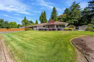 1430 SE Rogue Dr, Grants Pass, OR 97526 - Photo 1