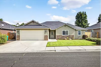 636 Sheffield Drive, Eagle Point, OR 97524 - Photo 1