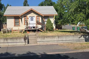 1642 Crescent Ave, Klamath Falls, OR 97601 - Photo 1