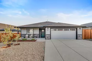 694 Nottingham Terrace, Eagle Point, OR 97524 - Photo 1