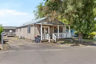 2226 Meadows Ln, Medford, OR 97501 - Photo 1