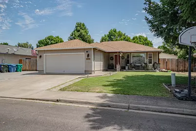 302 Candis Drive, Eagle Point, OR 97524 - Photo 1