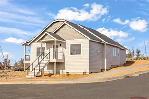 1050 SE Clover Ln, Madras, OR 97741 - Photo 1