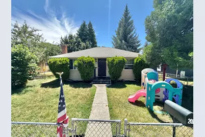 2012 Applegate Avenue, Klamath Falls, OR 97601 - Photo 1
