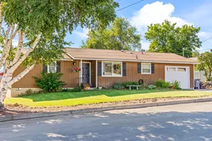 216 NE 9th St, Madras, OR 97741 - Photo 1