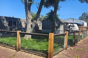 250 SE 5th St, Redmond, OR 97756 - Photo 1