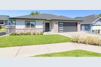 822 NW Cooke Avenue, Grants Pass, OR 97526 - Photo 1