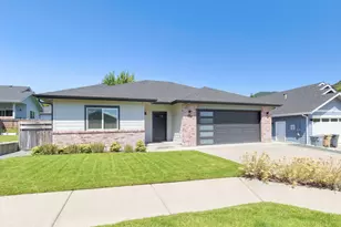 822 NW Cooke Ave, Grants Pass, OR 97526 - Photo 1