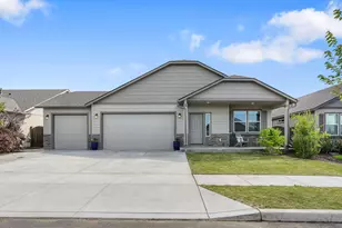 2428 NW Kingwood Ave, Redmond, OR 97756 - Photo 1