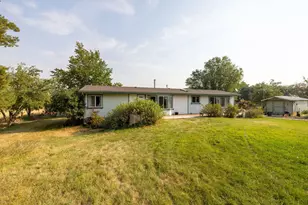 9505 NE Gateway Ave, Madras, OR 97741 - Photo 1