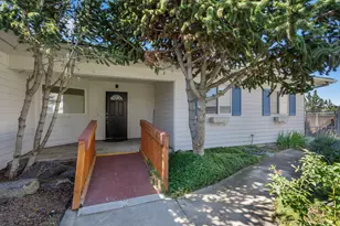 330 NE Hillcrest St, Madras, OR 97741 - Photo 1