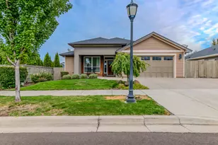 327 Kansas Dr, Medford, OR 97504 - Photo 1