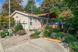 214 NW Creekside Dr, Grants Pass, OR 97526 - Photo 1