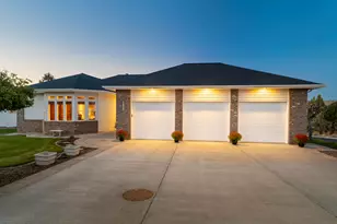 3735 SW Timber Ave, Redmond, OR 97756 - Photo 1