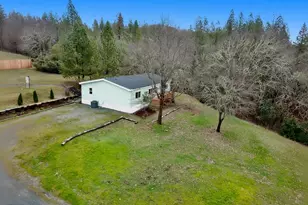 581 Azalea Dr, Grants Pass, OR 97526 - Photo 1