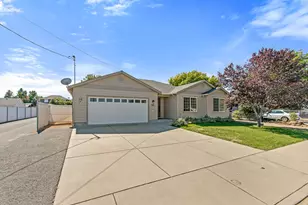 816 Ash St, Central Point, OR 97502 - Photo 1