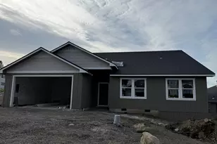 3362 Viewpoint Dr, Medford, OR 97504 - Photo 1