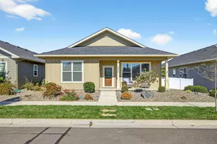 422 Castle Rock Dr, Central Point, OR 97502 - Photo 1