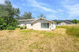 207 Henry St, Myrtle Creek, OR 97457 - Photo 1