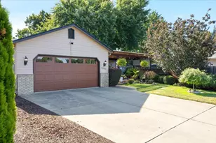 1060 Hopkins Rd, Central Point, OR 97502 - Photo 1