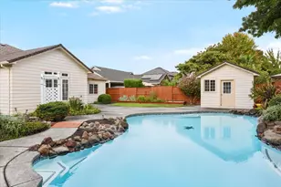 802 Ridgeway Ave, Central Point, OR 97502 - Photo 1