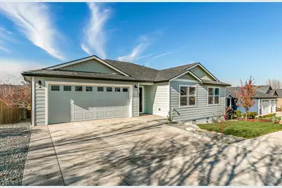 403 N Deanjou Avenue, Eagle Point, OR 97524 - Photo 1