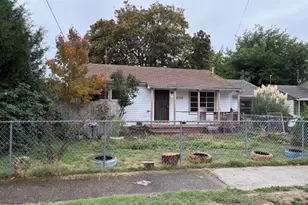 1035 SW J St, Grants Pass, OR 97526 - Photo 1