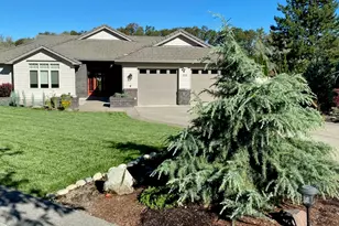 213 Princeville Dr, Eagle Point, OR 97524 - Photo 1
