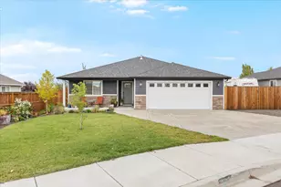 686 Sheffield Dr, Eagle Point, OR 97524 - Photo 1