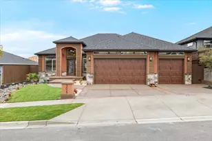 3027 Mt Thielsen Dr, Medford, OR 97504 - Photo 1