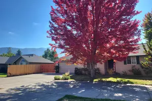 1841 Cloverlawn Dr, Grants Pass, OR 97527 - Photo 1