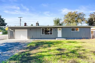 416 S Royal Ave, Eagle Point, OR 97524 - Photo 1