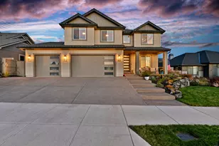 561 Autumn Hls Dr, Medford, OR 97504 - Photo 1
