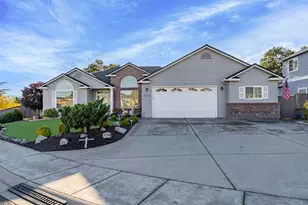 223 Ridgeway Ave, Central Point, OR 97502 - Photo 1