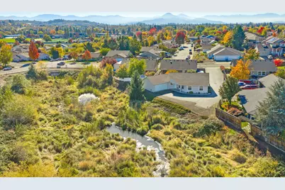 826 Crystal Drive, Eagle Point, OR 97524 - Photo 1