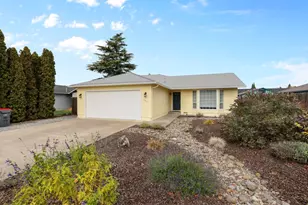 908 Blossom Ct, Medford, OR 97501 - Photo 1