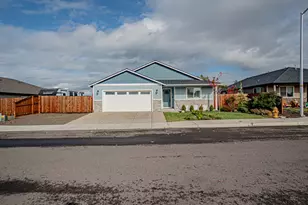 712 Nottingham Terrace, Eagle Point, OR 97524 - Photo 1