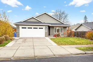 1870 SW Mistybrook Dr, Grants Pass, OR 97527 - Photo 1