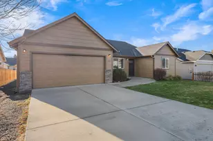722 NE Redwood Ave, Redmond, OR 97756 - Photo 1