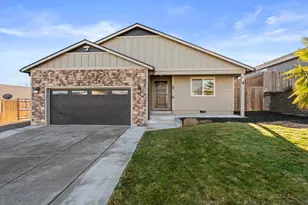 925 Sellwood Dr, Eagle Point, OR 97524 - Photo 1